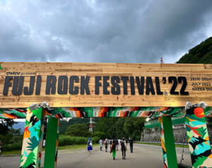 大声で叫ぶ観客が続出、禁止エリアで喫煙する人も…参加者語るフジロックの“ルール無視”な実態