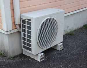 「室外機に影」「扇風機と併用」夏のエアコン代を劇的に削減する6習慣