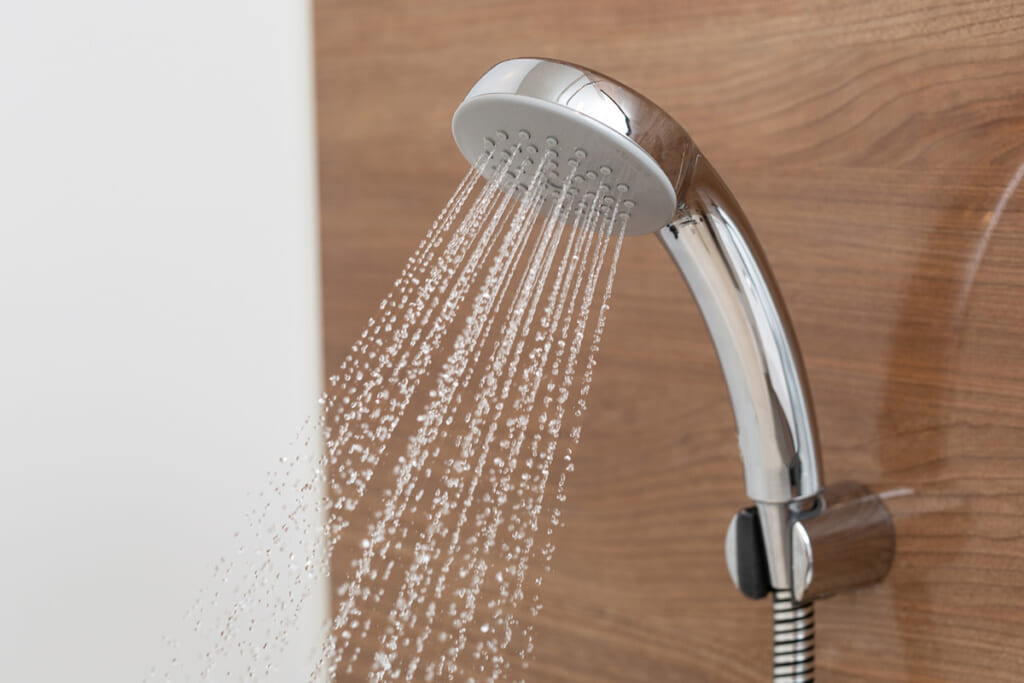 シャワー“-2度”&“-2分”で年間1~2万円の節約に!いますぐできる「節ガス」ワザ10