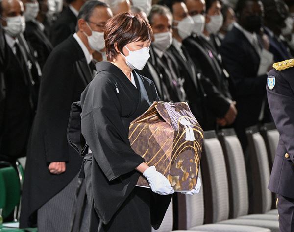 安倍昭恵さん　亡き夫の遺骨抱え参列…国葬で見せた気丈な姿に「涙腺崩壊」「胸が締めつけられる」と悲痛の声