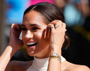 メーガン妃「すきっ歯の醜いアヒルの子だった」孤独な幼少期を明かす