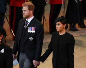 ヘンリー王子＆メーガン妃　エリザベス女王礼拝でも手繋ぎで「常識はずれ」と物議