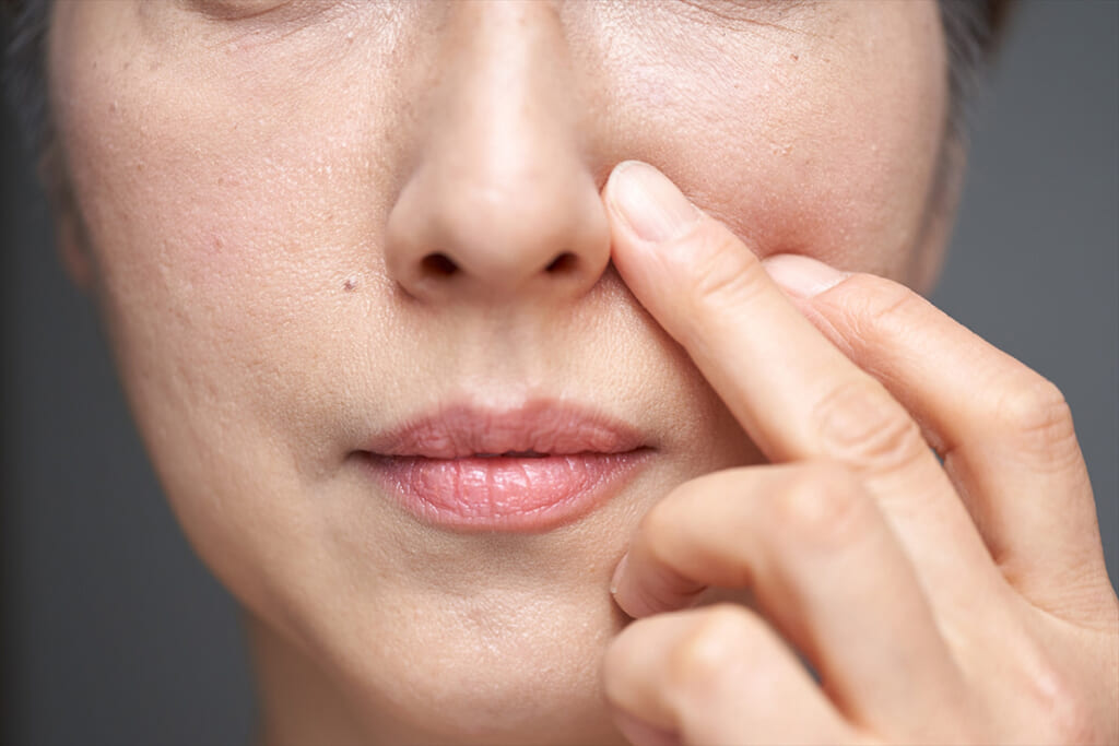 フェースライン、ほうれい線…マスクの下の「顔老け」は「首すじをさするだけ」！