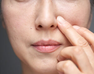 フェースライン、ほうれい線…マスクの下の「顔老け」は「首すじをさするだけ」！