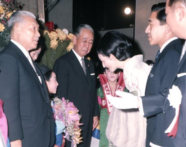 安倍氏の祖父・岸信介氏が“仲介役”に！統一教会が上皇ご夫妻に接近した51年前の現場写真