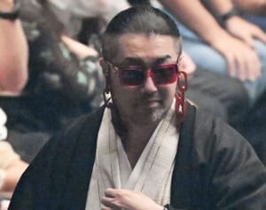 “花束投げ捨て”の奥野党首が“再釈明”も止まない「日本の恥」「最悪の愚行」の大合唱