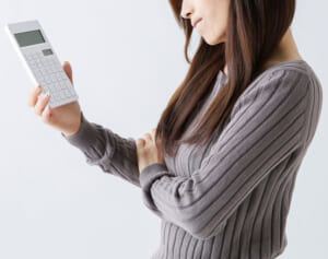 止まらない物価高騰ーー5年後には年金だけだと毎年6万4千円不足