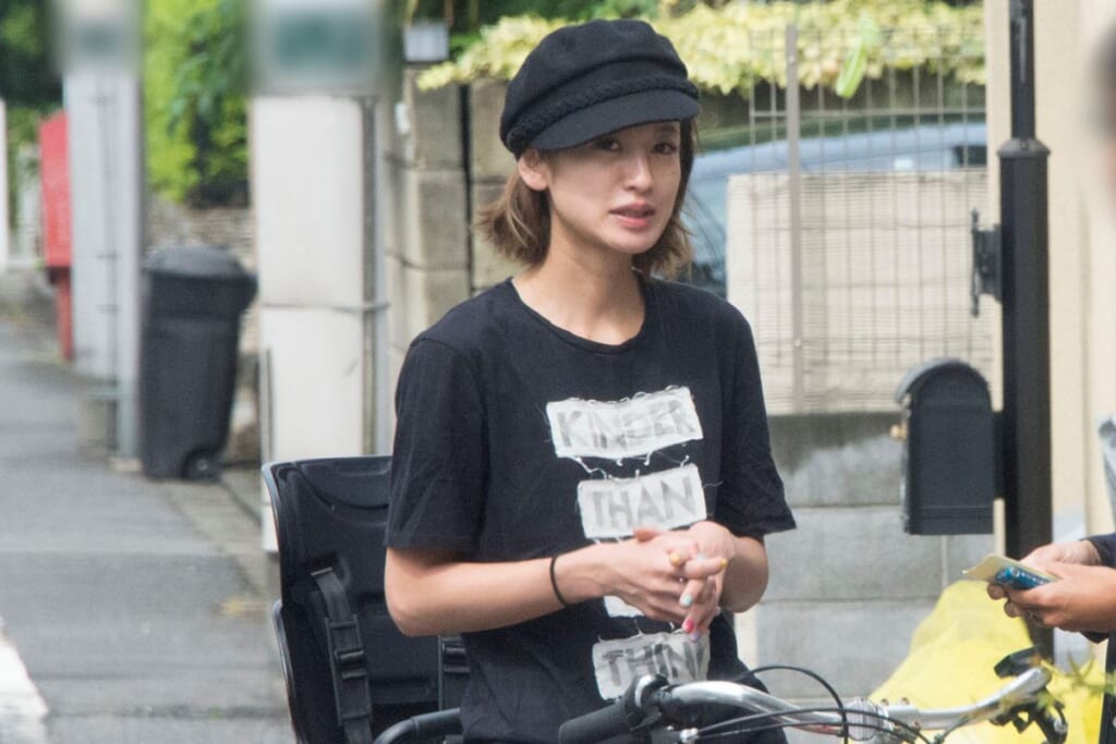 「今でも十分すぎるくらい細い」38歳人気モデル 壮絶な過食嘔吐の経験談にネット衝撃も心配広がる“現在の痩身姿”