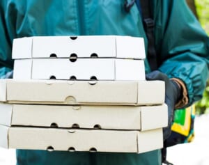 台風の時にデリバリーを注文するのは非常識？「営業する店が悪い」の声も…SNSで論争勃発