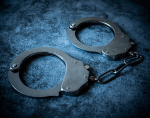 集団暴行疑いで逮捕のラッパー「見せ物じゃねーぞ」と中指立て悪態…「ダサい」「ヒップホップの品位下げる」とネット失笑