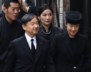 天皇陛下「乗り合いバス」で会場へ…エリザベス女王国葬での“特別扱い”固辞に「誇らしい」と感動の声