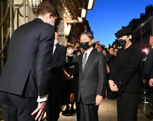 愛子さまは品格あるお見送り、両陛下は黒マスクで弔意…改めて尊敬を集めた天皇ご一家のお心遣い