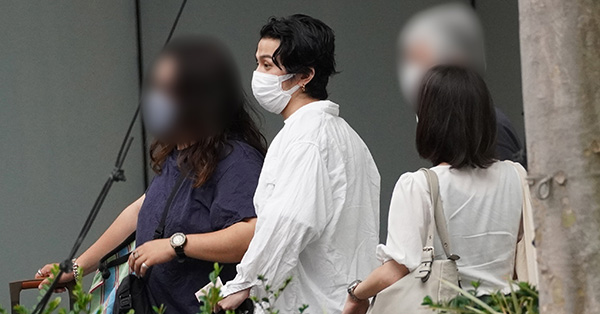 画像・写真2枚目】King Gnu常田大希 サングラス外して長蛇のタクシー