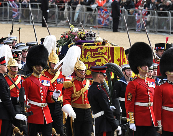 エリザベス女王の棺を警護した18歳兵士、遺体で見つかる