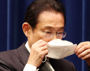 欧米で起きている“マスク回帰”…岸田首相「脱マスク」は世界に逆行と専門家批判