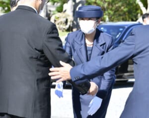 雅子さま　よろめいた戦没者遺族に真っ先に手を…25年ぶり沖縄訪問で見せた慈愛