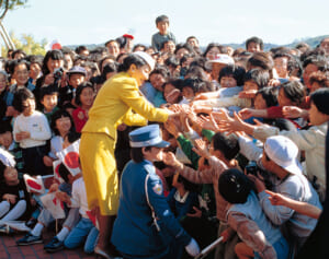 美智子さま　今も上皇陛下と腕を組まれて…ご家族や国民と「愛をつなぎ続けた88年」