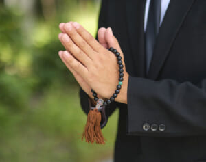 「お通夜に喪服で参加はマナー違反」提言が物議…地域差、時代による変化を指摘する声も