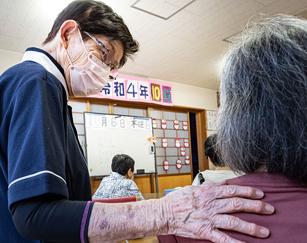 91歳、現役介護看護師　74年間さすり続けた掌のぬくもり