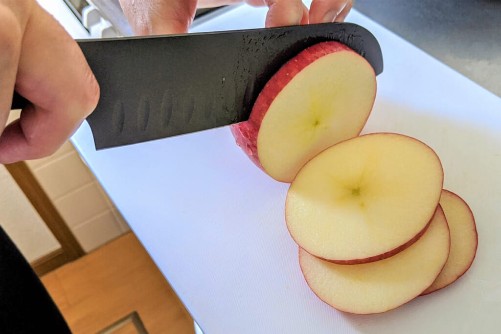 りんごは輪切り、えのきは石づき2cmを切る…“食品ロスを減らす”食材の切り方8選