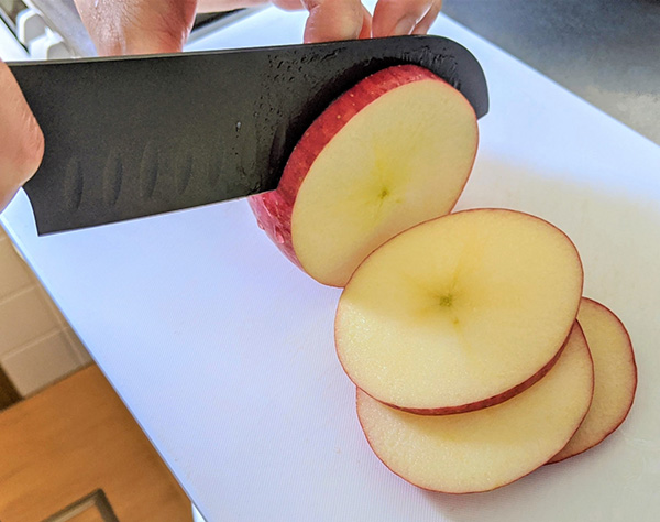 りんごは輪切り、えのきは石づき2cmを切る…“食品ロスを減らす”食材の切り方8選