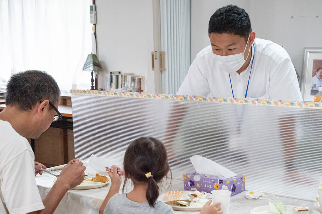 子ども食堂を作った宮津航一さん 養親や周囲の人たちに育てられた“恩返し”