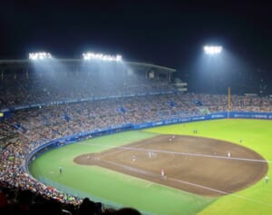 「球場のゴミを袋にまとめて捨てないで」清掃スタッフが“善意”に苦言を呈した理由