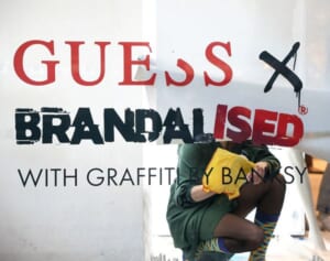 バンクシー　作品を無断で使用したとアパレルブランドを非難…「万引きしに行って」とファンを煽動も