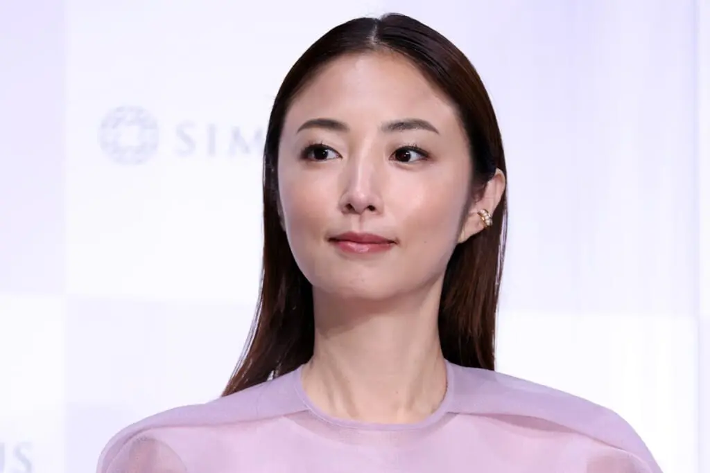 「公開処刑みたい」MEGUMIの集合写真に同情、並んだ女優のスタイル“エグすぎ”問題