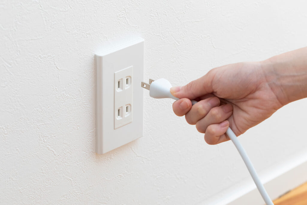 貯金できない人がやりがちな無駄な節約「小銭貯金」「節電のためにコンセントを抜く」