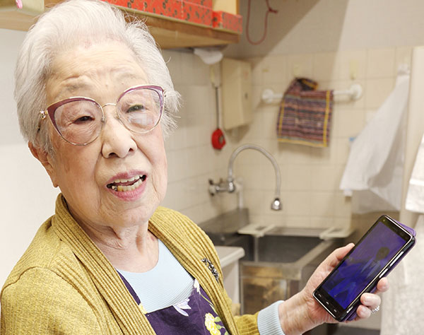 83年間働きづめの名物女将・草間千恵子さん。93歳の推し活がバズり中！