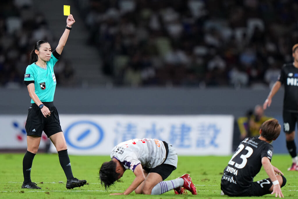 長友佑都が絶賛 W杯初の女性主審「審判としてならサッカーに貢献できるかも」