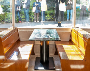 目黒蓮と川口春奈の“待ち合わせカフェ”が4時間待ち…ドラマ「silent」ロケ地の今