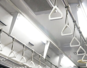 電車内のコンセントで女性2人組が勝手にスマホ充電する動画が物議…JRは「機器が破損する恐れ」と警告