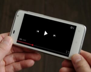 満面の笑みで「後ろからブラを持って」…セクハラ告白が炎上の人気YouTuber「ふざけ合っていただけ」と釈明