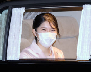 愛子さまが21歳に！ご年齢に相応しい大きさのパールをお召しに