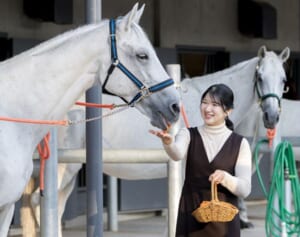 愛子さま　馬とご一緒のお誕生日写真に「童話の挿絵のよう」…幼少から育まれた動物愛アルバム