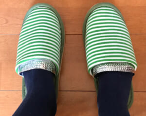 足の冷えには電気代ゼロ、100円で作れる「アルミシートスリッパ」を試して！