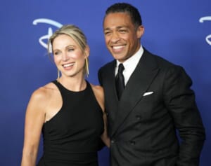 人気情報番組の司会者コンビの不倫が発覚するもお咎めなし