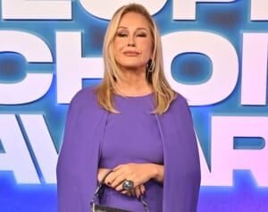 パリス・ヒルトンの母　他人の受賞スピーチ最中に壇上でリップを塗り直し炎上