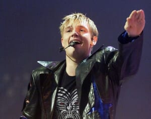 バックストリート・ボーイズのニック　ツアーバス内での性的暴行で提訴される