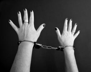 ゴミの処理費用77ドルを滞納した82歳女性に逮捕状…警官が笑いながら連行