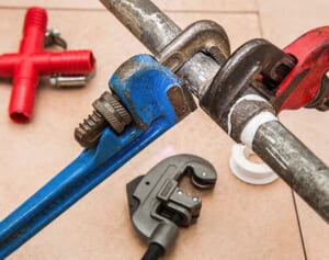 クリスマスイブにアパートの配管を修理していた業者が射殺される