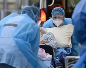 手術は延期、県外から救急受け入れ要請も…現場医師が訴える第8波医療ひっ迫の窮状