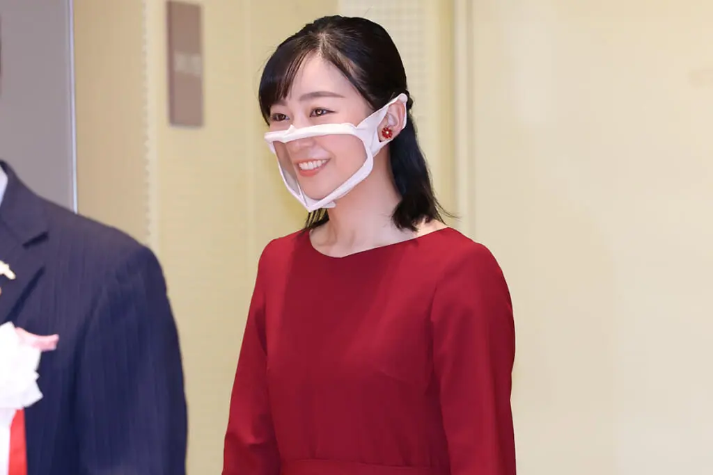 髪はばっさり、真っ赤なネイルを…佳子さま ファッションの変化「お嬢様  