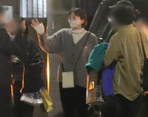 川口春奈『silent』放送日に格闘家恋人とほろ酔いデート！知人の前でもラブラブ