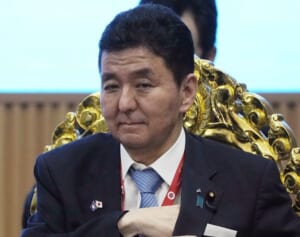 岸信夫補佐官　引退意向も長男に禅譲…結局“世襲”にネットはうんざり