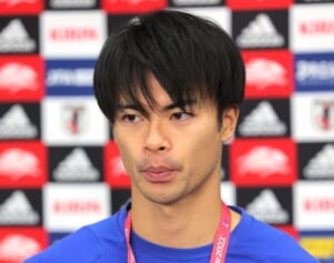 三笘薫の涙をテレビ越しに拭う女の子の画像が拡散も合成だった…「思いっきり加工で草」と呆れ声