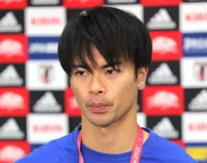 三笘薫の涙をテレビ越しに拭う女の子の画像が拡散も合成だった…「思いっきり加工で草」と呆れ声