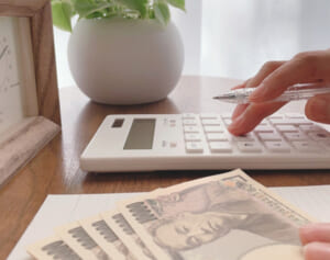 政府の電気代支援策も焼石に水…2023年“値上げラッシュ”で家計負担年間が14万2,188円増に